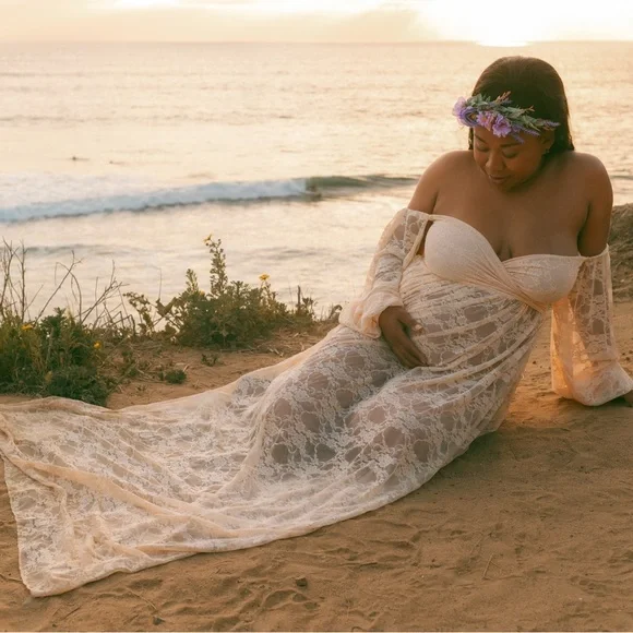 Elegant Lace Maternity Gown - Picture 2 of 2